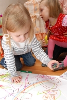 Ребёнок рисует радугу, фотография из галереи «Дети рисуют