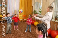 Игра детей в мяч, фото детей в фотобанке fotodeti.ru