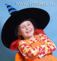 Весёлая девочка в шляпе, забавные фотографии детей на сайте детского фотографа