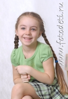 Портрет девочки в студии с серым фоном, забавные фотографии детей на сайте детского фотографа