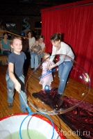 Огромный мыльный пузырь, фотографии детей на авторском сайте детского фотографа