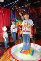 Ребёнок внутри огромного мыльного пузыря на шоу мыльных пузырей, фото детского фотографа Игоря Губарева