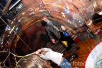 Фотографии огромных мыльных пузырей в фотогалерее шоу мыльных пузырей в Москве, детские фотографии из фотогалереи «Дети играют