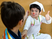 Ребенок в костюме зайца на празднике в детском саду