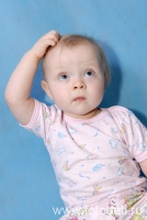 Эмоция глубокой задумчивости у младенца, фотография детского фотографа Игоря Губарева