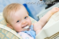 Малыш с голубыми глазами хитро улыбается фотографу, фотография детского фотографа Игоря Губарева