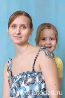 Дочка хитро выглядывает из-за мамы , фотография на сайте fotodeti.ru