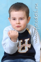 Ребёнок показывает кулак, забавные фотографии детей на сайте детского фотографа