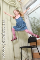 Фотография девочки в прыжке, забавные фотографии детей на сайте детского фотографа