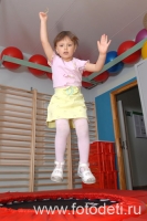 Дети на фотосессии совершают высокие прыжки, динамичные сюжеты из копилки опыта детского фотографа