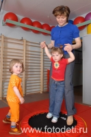 Детский батут, на фото дети занимаются спортом
