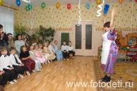 Выступление Фрекен Бок перед детьми, на фото из фотогалереи детского праздника