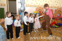 Клоун в костюме Карлсона с детьми, на фото из фотогалереи детского праздника