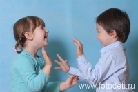 Мальчик с девочкой играют и смеются, фотография детского фотографа Игоря Губарева
