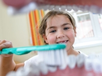 Как научить ребенка чистить зубы.