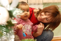 Мама с малышом празднуют новый год, новогодние фоторепортажи
