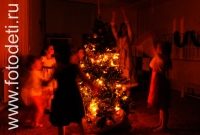 Дети водят хоровод вокруг, светящейся в темноте ёлочки, новогодние фоторепортажи