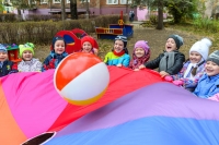 Игры с мячом и парашютом на детской площадке в детском саду из арсенала детского фотографа