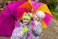 Веселый зонтик для фотосъемки детей с друзьями на детской площадке