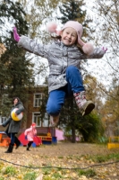 Прыжки для фотосъемки детей на детской площадке