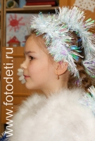 Девочка в костюме снежинки, фото сделано на детском празднике