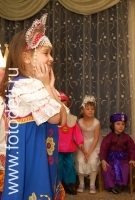 Ребёнок играет роль в новогоднем представлении, фото сделано на детском празднике