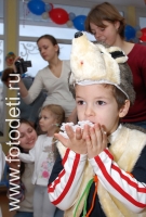 Детский карнавальный костюм ёжика, фото сделано на детском празднике
