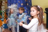 Танец снежинки, исполняет маленькая девочка, новогодние фоторепортажи
