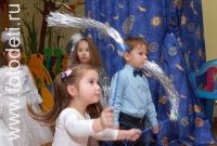 На фотографии ребёнок в костюме исполняет танец снежинке, новогодние фоторепортажи