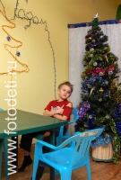 Мальчик играет хулигана в праздничной постановке, новогодние фотосессии