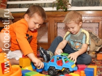 Строительство дома, фото играющих малышей