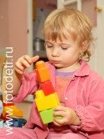 Девочка играет в кубики, фото детей в фотобанке fotodeti.ru