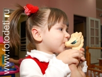 Девочка целует лошадку, фото детей на сайте fotodeti.ru