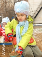 Игра в песочнице на площадке в детском саду, фото детей на сайте fotodeti.ru