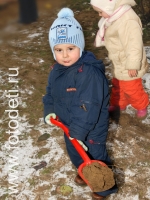 Ребёнок копает песок лопаткой, фото детей в фотобанке fotodeti.ru