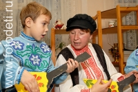 Дети играют на балалайке, фото детей в фотобанке fotodeti.ru