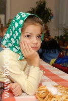 Девочка в платочке, фото детей в фотобанке fotodeti.ru