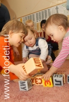 Дети играют с кубиками зайцева, снимок из архива детского фотографа