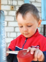 Мальчик измеряет рулеткой, любимые занятия детей