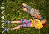 Мальчик с девочкой лежат на траве и радуются жизни , фотография на сайте fotodeti.ru