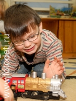 Ребёнок с паровозиком, фото детей на сайте fotodeti.ru