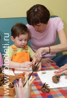 дети с родителями делают поделки из шишек и пластилина, фото ребёнка из галереи «Творческие занятия для детей