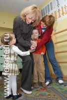 Игры в детском центре для детей и взрослых, фото детей в фотобанке fotodeti.ru
