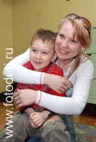Мама с сыном дружно смеются , фотография на сайте fotodeti.ru