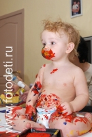 Ребёнок ест краску, фотография из галереи «Дети рисуют