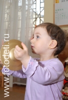 Малыш играет на ударных инструментах, фотоизображения маленьких музыкантов