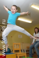 Малыши совершают высокие прыжки, динамичные сюжеты из копилки опыта детского фотографа