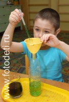Научное экспериментирование с водой, фотография из архива детского фотографа