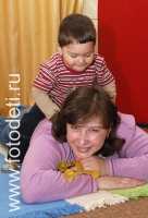 Сынок делает маме массаж , фотография на сайте fotodeti.ru