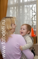 На фото малыш взаимодействует со своей мамой , фотография на сайте фотодети.ру